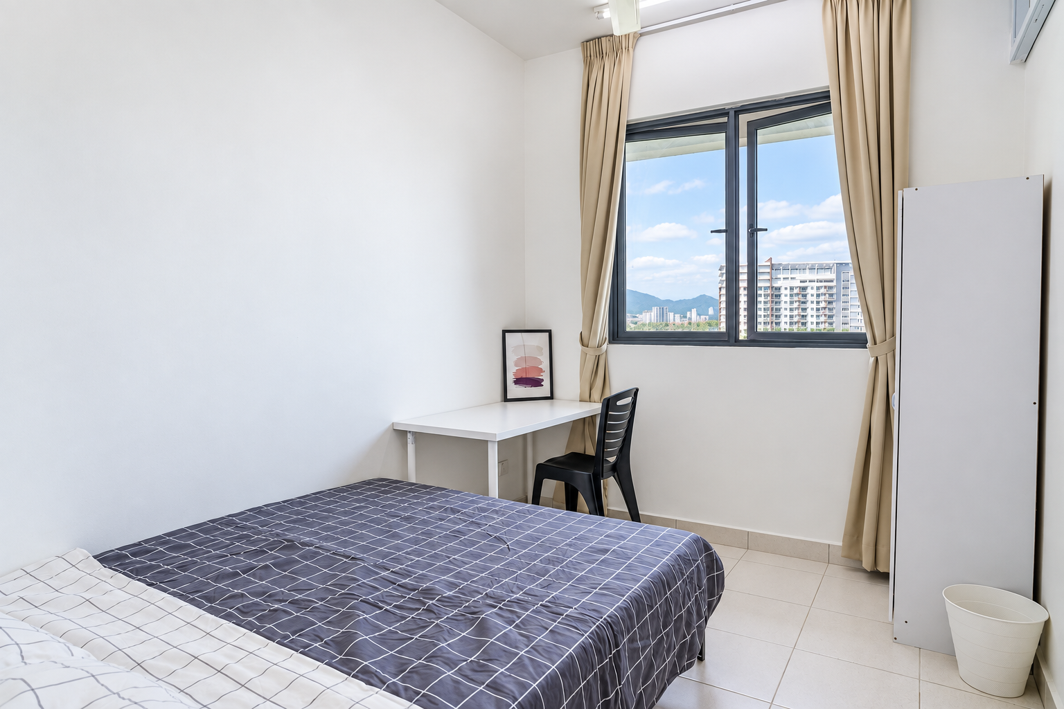 Deluxe Room · Queen Bed · Shared Bathroom